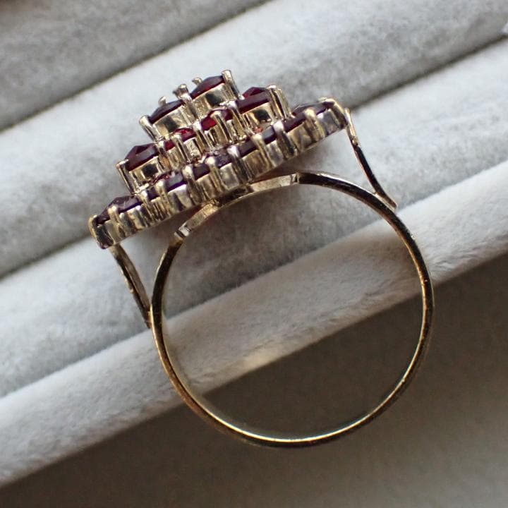 ヴィンテージ チェコ製 ボヘミアンガーネット ピラミッド型ゴールド色リング 指輪