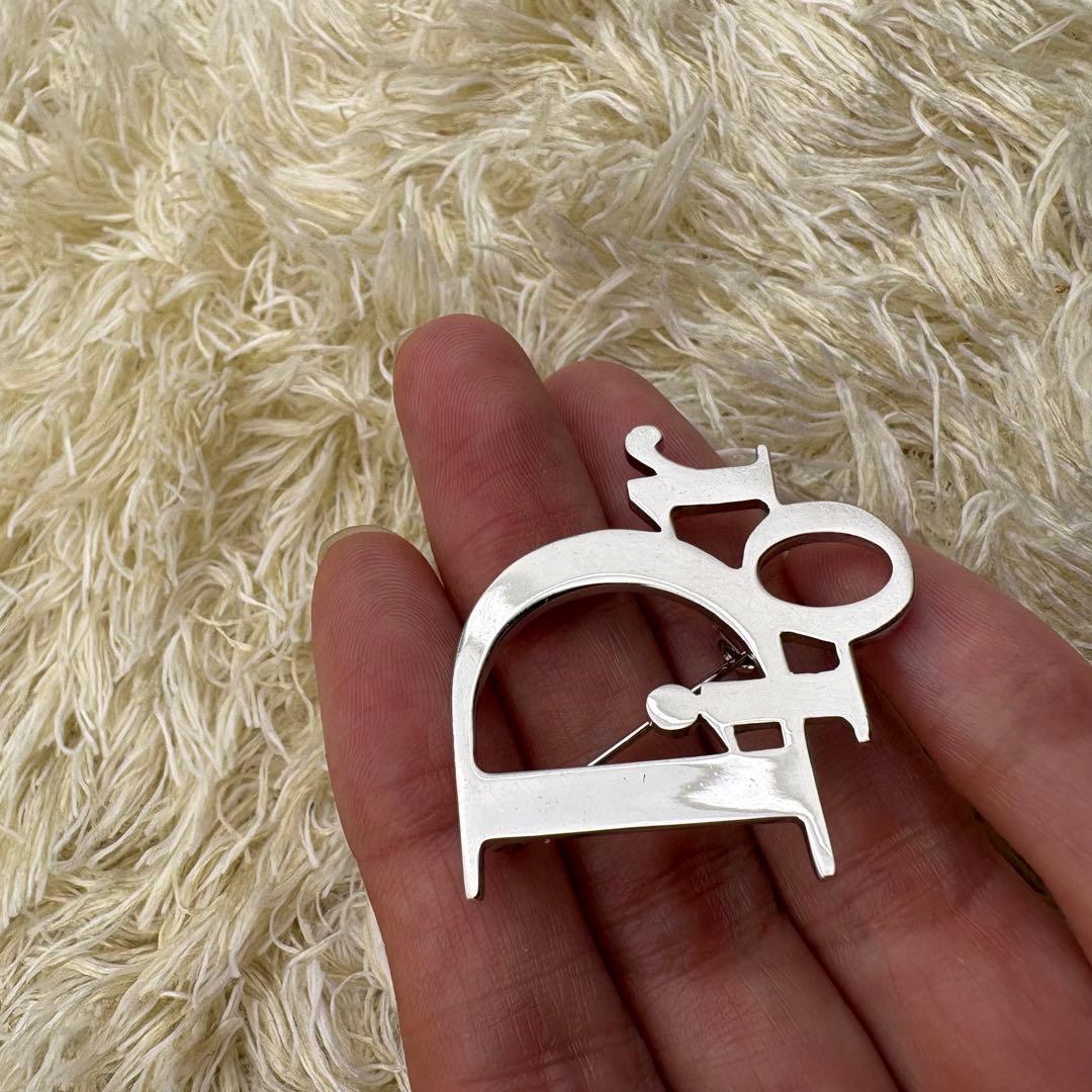 クリスチャンディオール　Dior ロゴ　シンプル　ブローチ