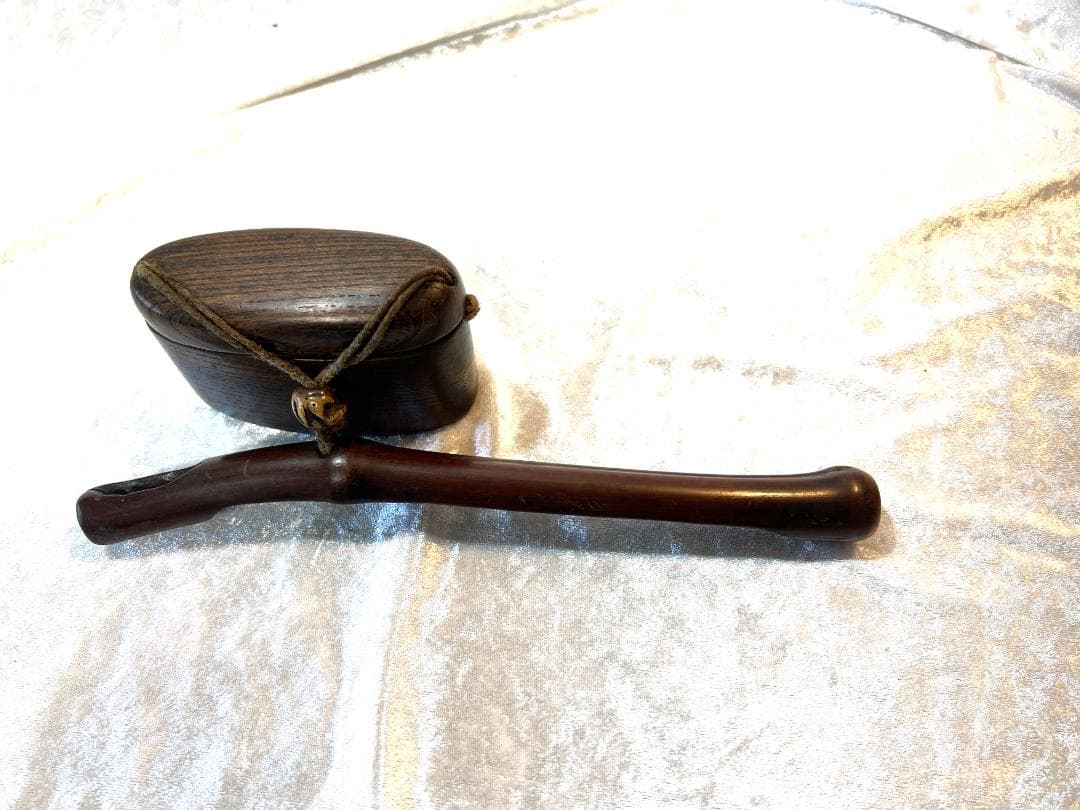 煙草入れ　木製　煙管入れと煙草入れと緒締め付き　煙管入れは竹製　緒締めは骨