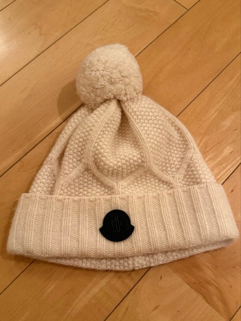 モンクレール　ポンポン付きニット帽　本日即決のみ10000円です。
