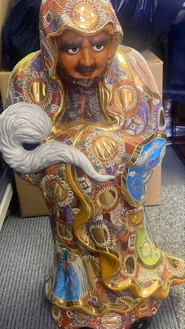 伝統陶器九谷焼、達磨だるま、装飾陶器像 、金色模様、存在感ある。