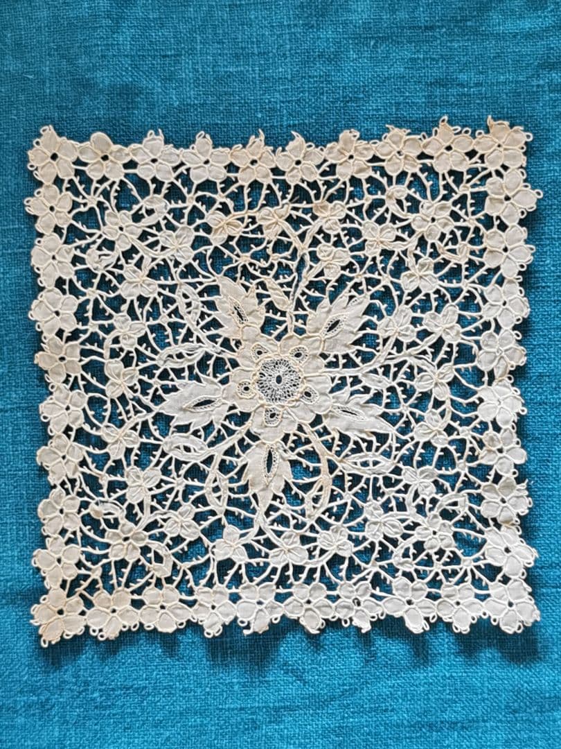1800年代 キャリックマクロスレース精緻なカットワーク&ニードル刺繍 三つ葉花