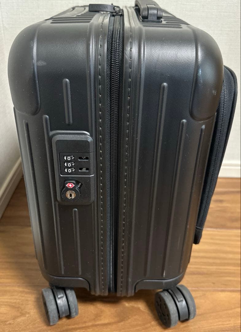 RIMOWA ESSENTIAL SLEEVEコンパクト　黒 スーツケース
