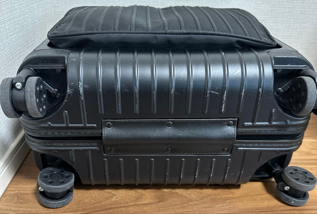 RIMOWA ESSENTIAL SLEEVEコンパクト　黒 スーツケース