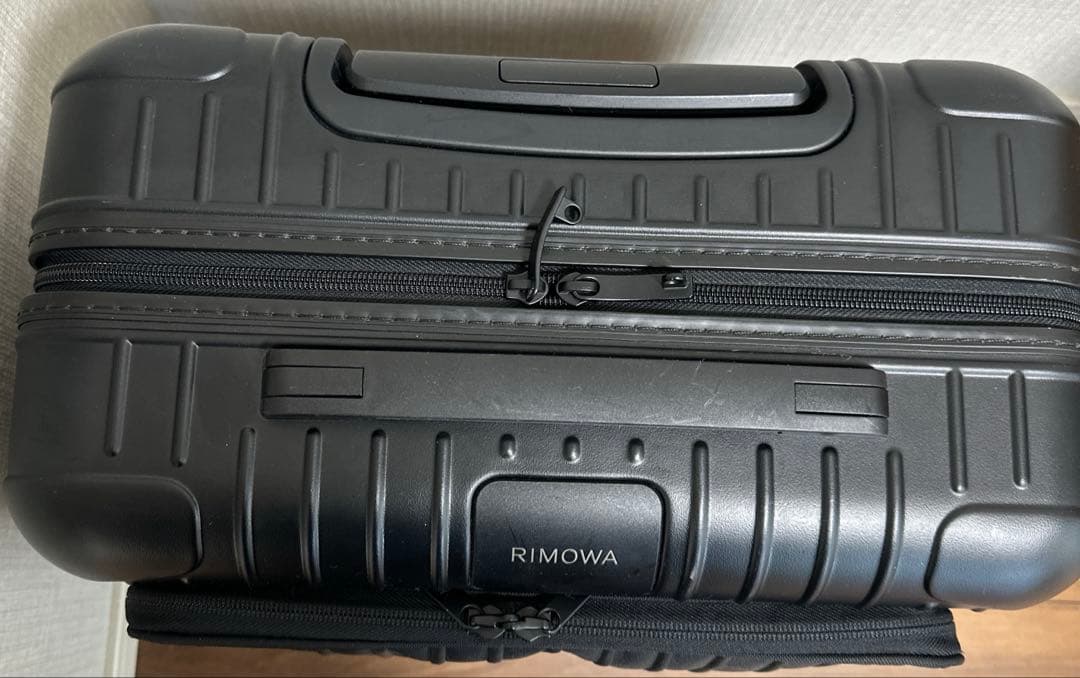 RIMOWA ESSENTIAL SLEEVEコンパクト　黒 スーツケース