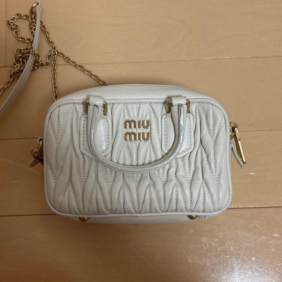 MIU MIU マテラッセショルダーバッグ チェーン付き