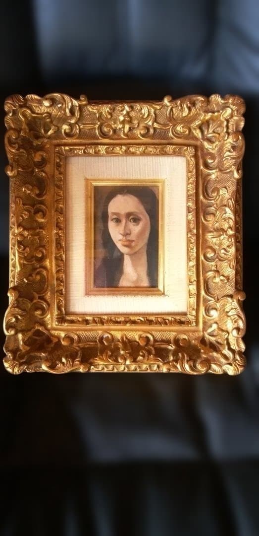 金色フレームの女性肖像画