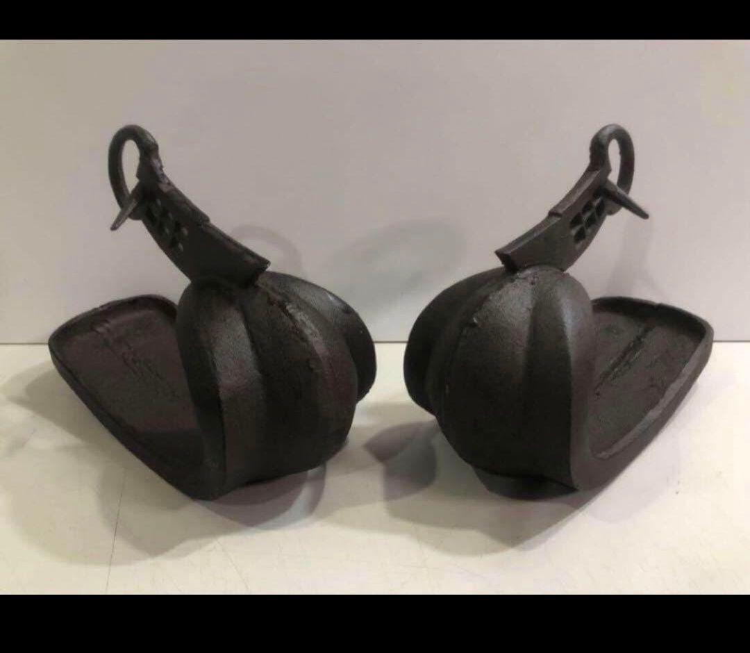 鉄製 アイアン 鎧 あぶみ 馬具 花器 左右セット