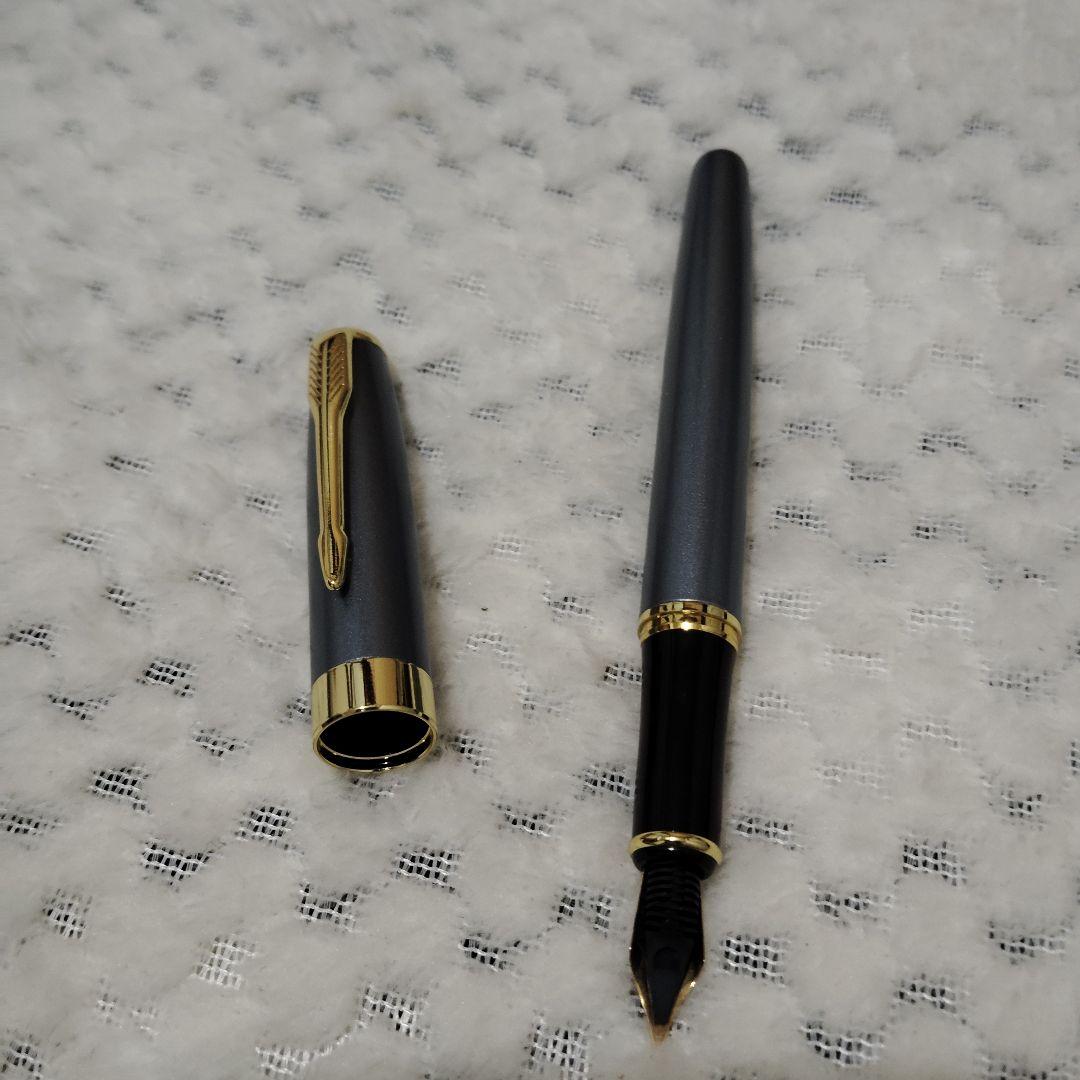 グレーの金属製万年筆