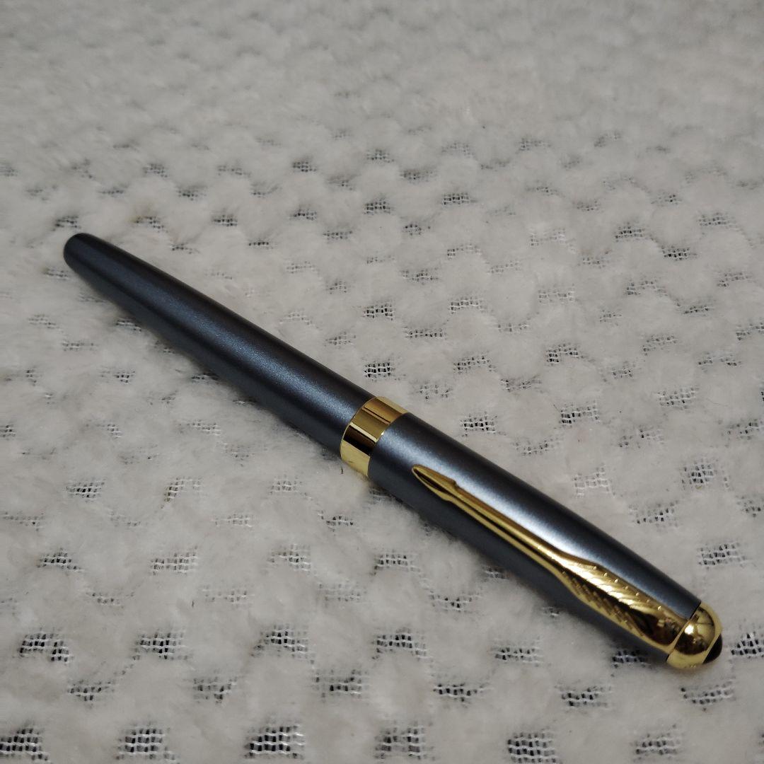 グレーの金属製万年筆