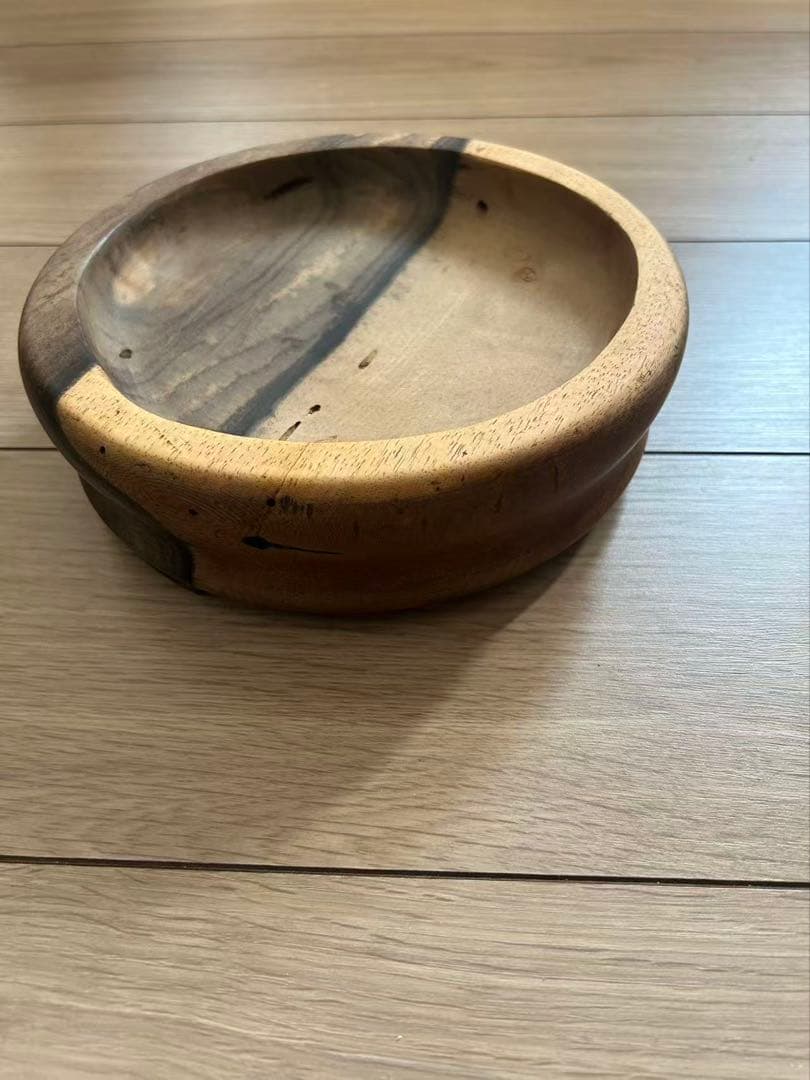 木製　黒柿　直径21.5cm 厚み6.5cm。古い大きい容れ物　ボウル　皿