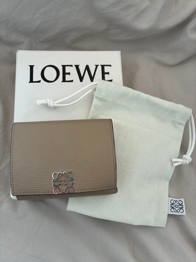 ロエベ　三つ折り財布　トライフォールドウォレット　サンド　ベージュ　アナグラ