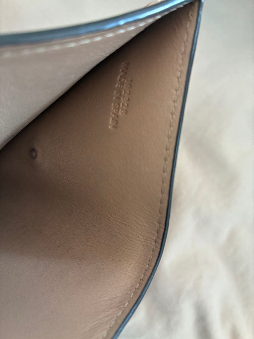 ロエベ　三つ折り財布　トライフォールドウォレット　サンド　ベージュ　アナグラ