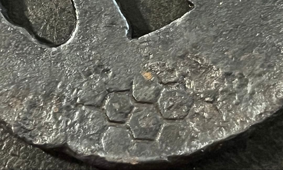 鍔　刀鍔　鉄地　亀透かし　甲羅模様　木瓜型　在銘