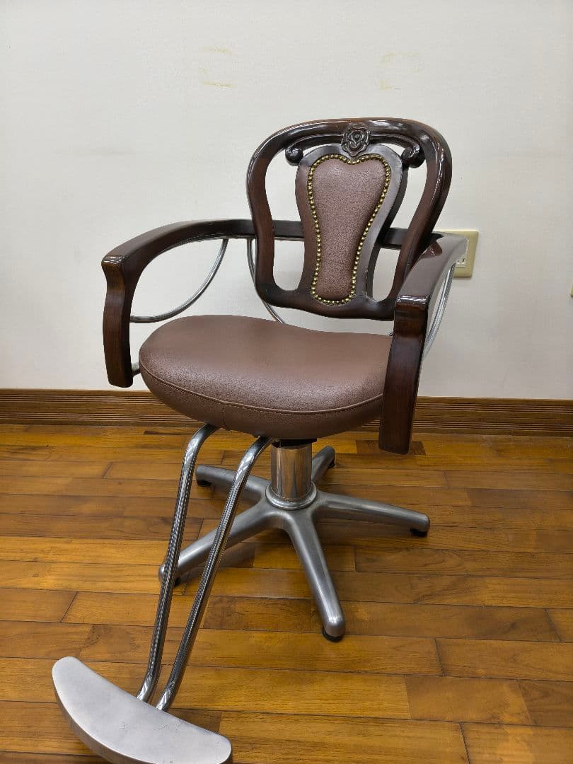 【引き取り限定】　理美容椅子　西洋家具　上下可動回転停止できます。