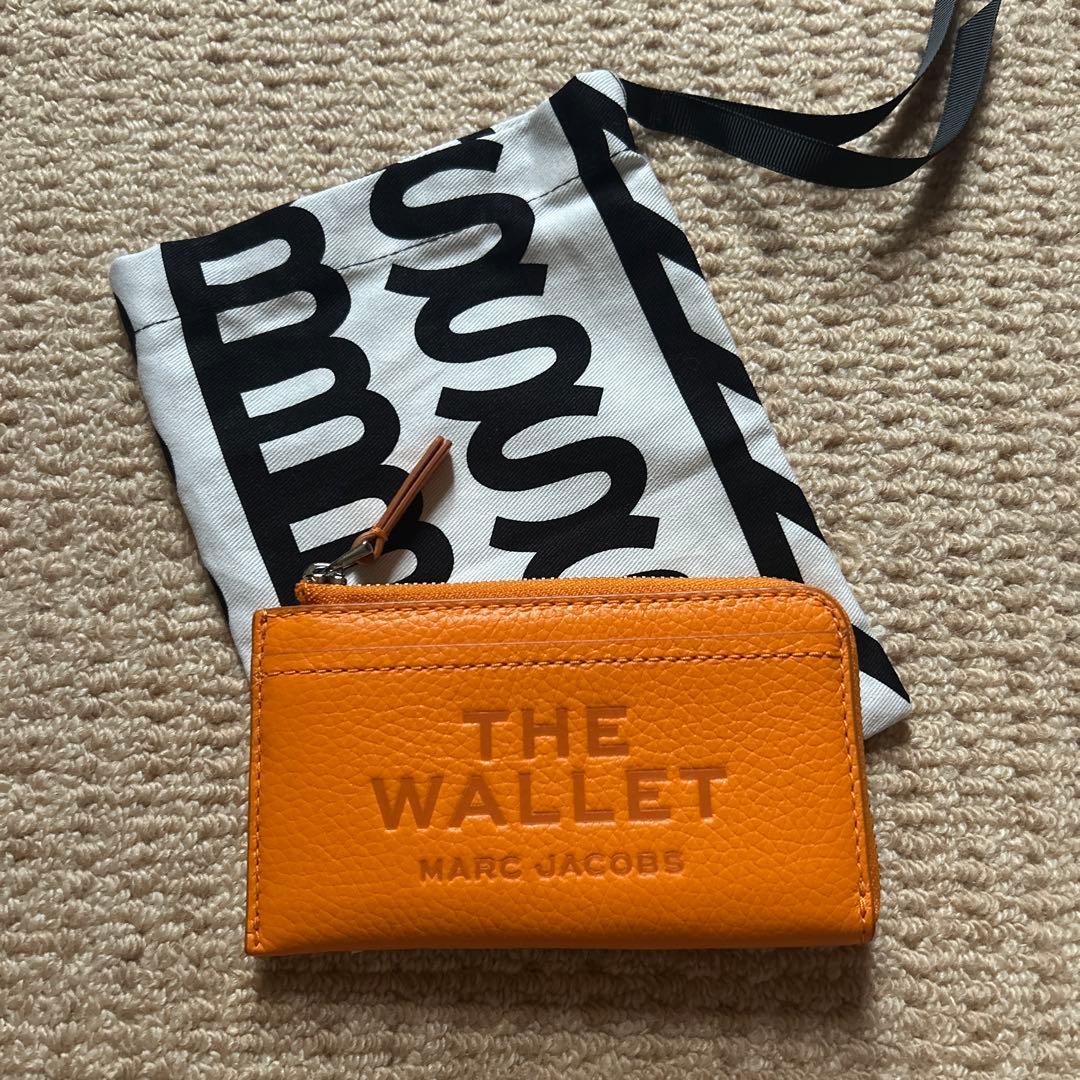 MARC JACOBS ザ レザー トップ ジップ マルチ ウォレット