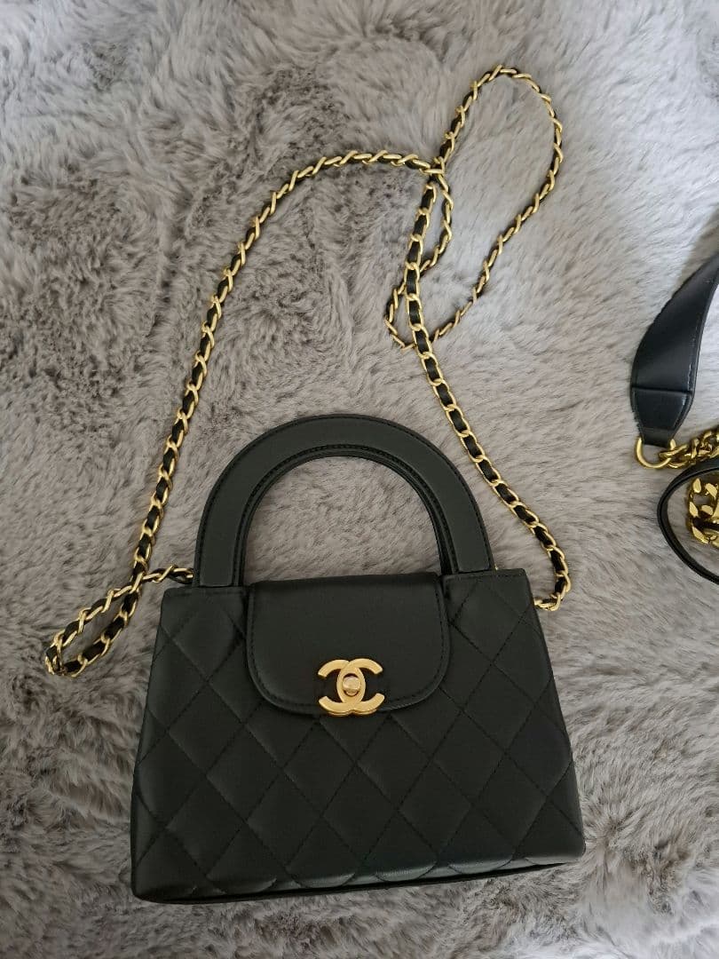 CHANEL ブラック キルティングショルダーバッグ