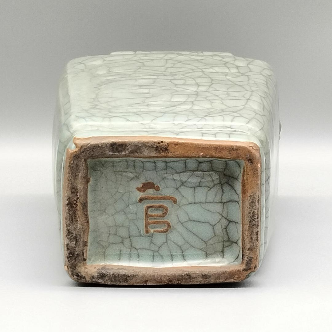 中国古玩 貫入青磁 陽刻花文 二耳 花瓶