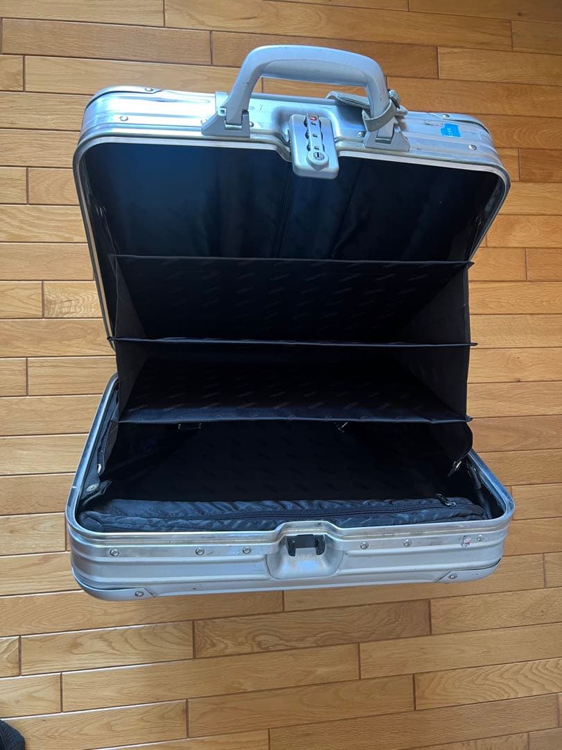 リモワRIMOWA ビジネストローリー4輪