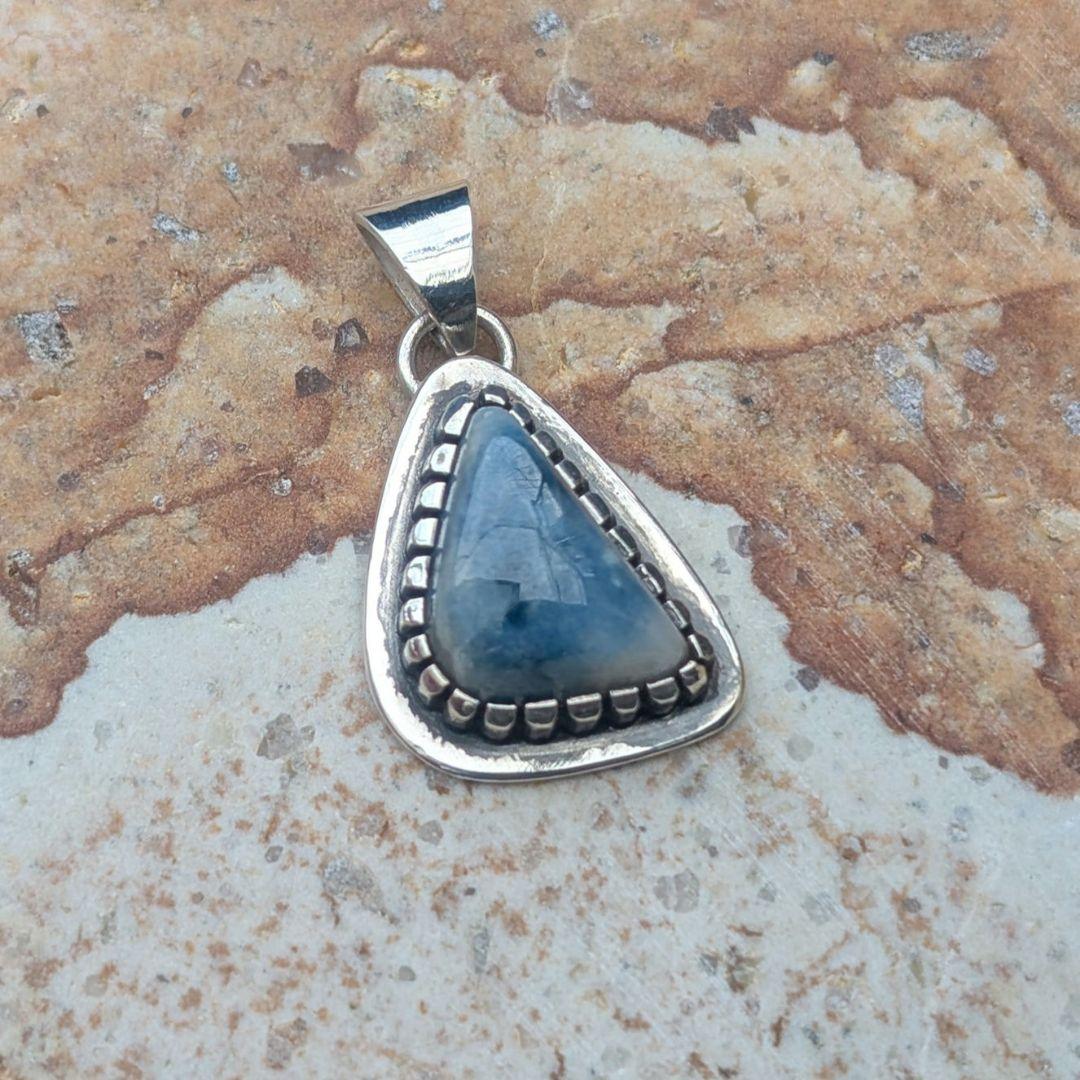 ハンドメイドの入りコン沢翡翠のネックレストップ　ペンダントトップ 　濃青