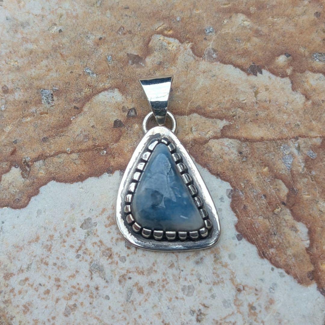 ハンドメイドの入りコン沢翡翠のネックレストップ　ペンダントトップ 　濃青