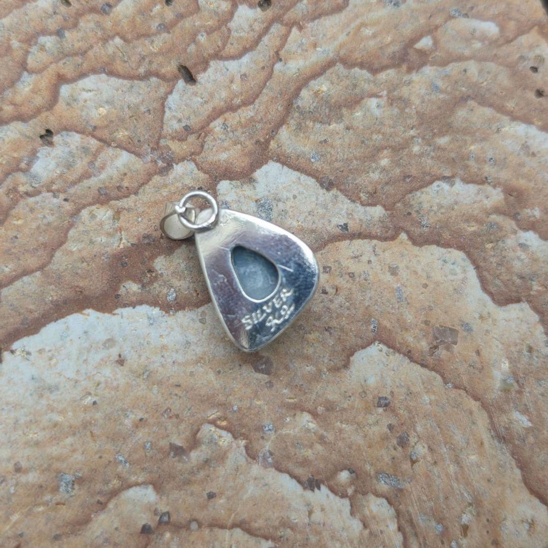 ハンドメイドの入りコン沢翡翠のネックレストップ　ペンダントトップ 　濃青