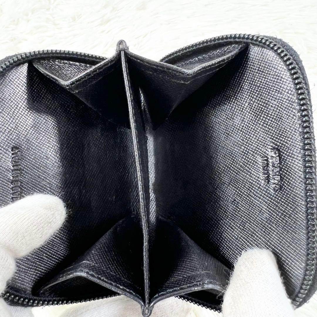 PRADA ケース トライアングルロゴ サフィアーノ 黒 ラウンドジップ