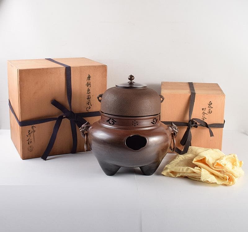 そら釜師　角谷莎村作　鬼面切合釜　鉄釜　風炉　共箱　D　R4868C