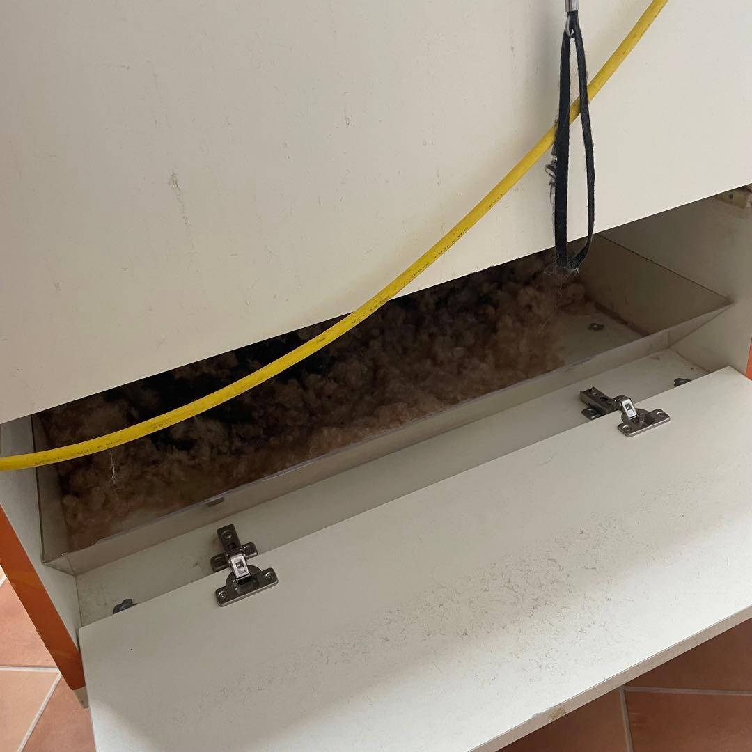 毛を吸い取るトリミングテーブル