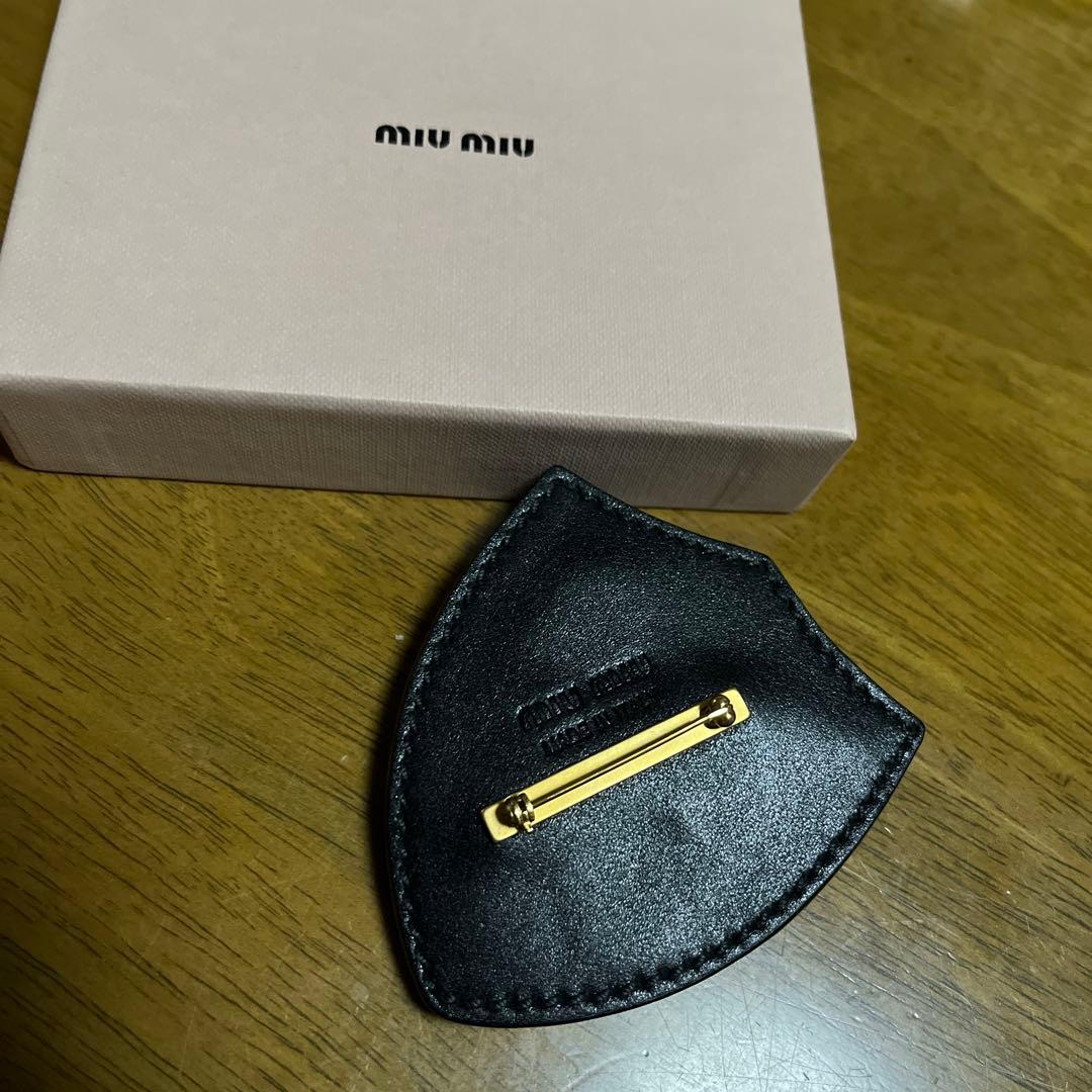 miumiu ミュウミュウ エンブレムブローチ
