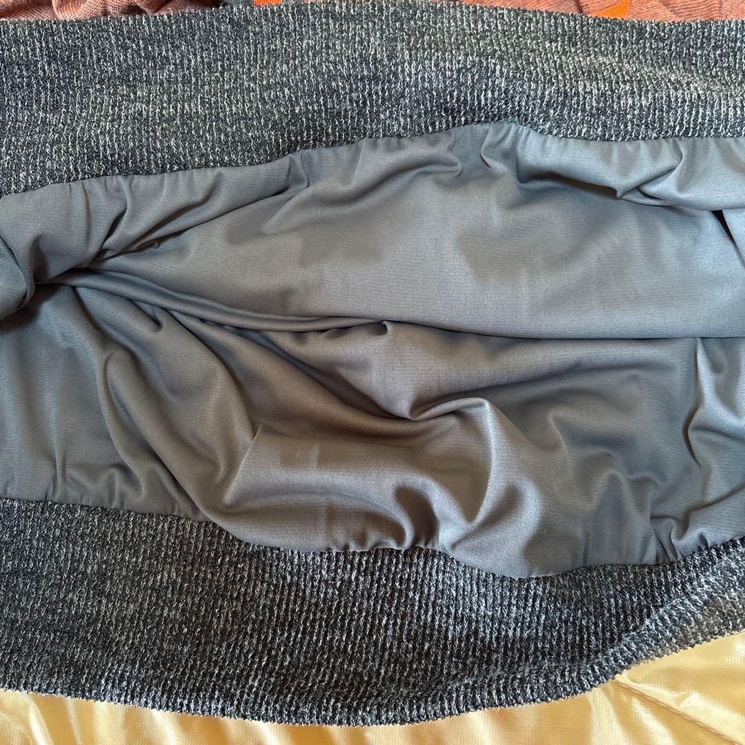 【新品未使用】✨エイココンドウ✨黒とグレーの混合地にオレンジ柄の膝丈スカート❣️