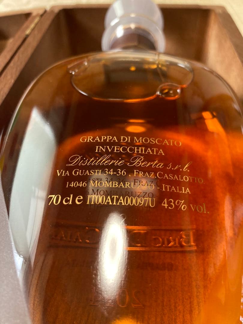 ベルタ ブリック デル ガイアン 2014 ブランデー　木箱　お酒　高級