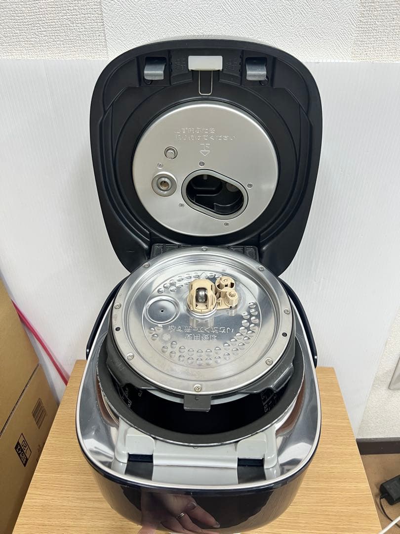 TOSHIBA 東芝 真空圧力IH炊飯器 RC-10VSN 2019年製