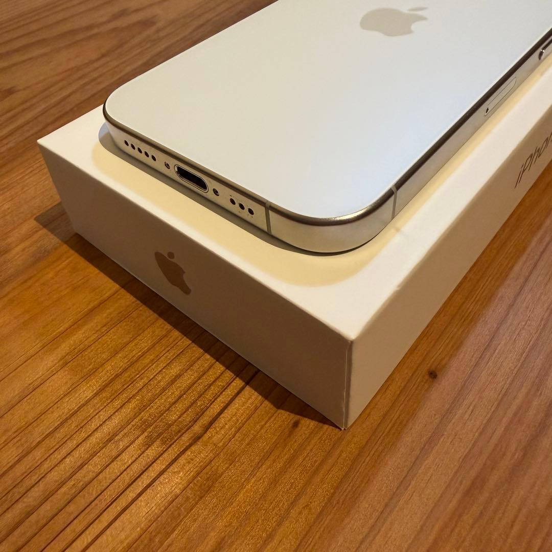 iPhone 15Pro ホワイトチタニウム　256GB