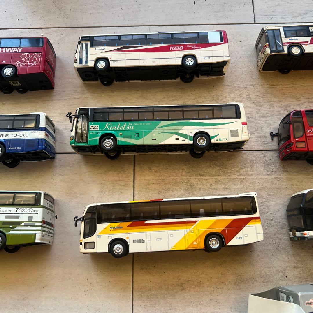 バスの模型です15個