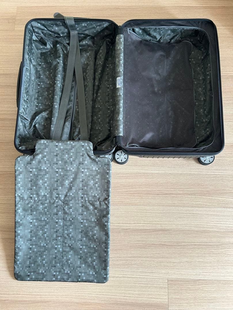 RIMOWA ブラック キャリーケース 中型　ポリカーボネート　4輪