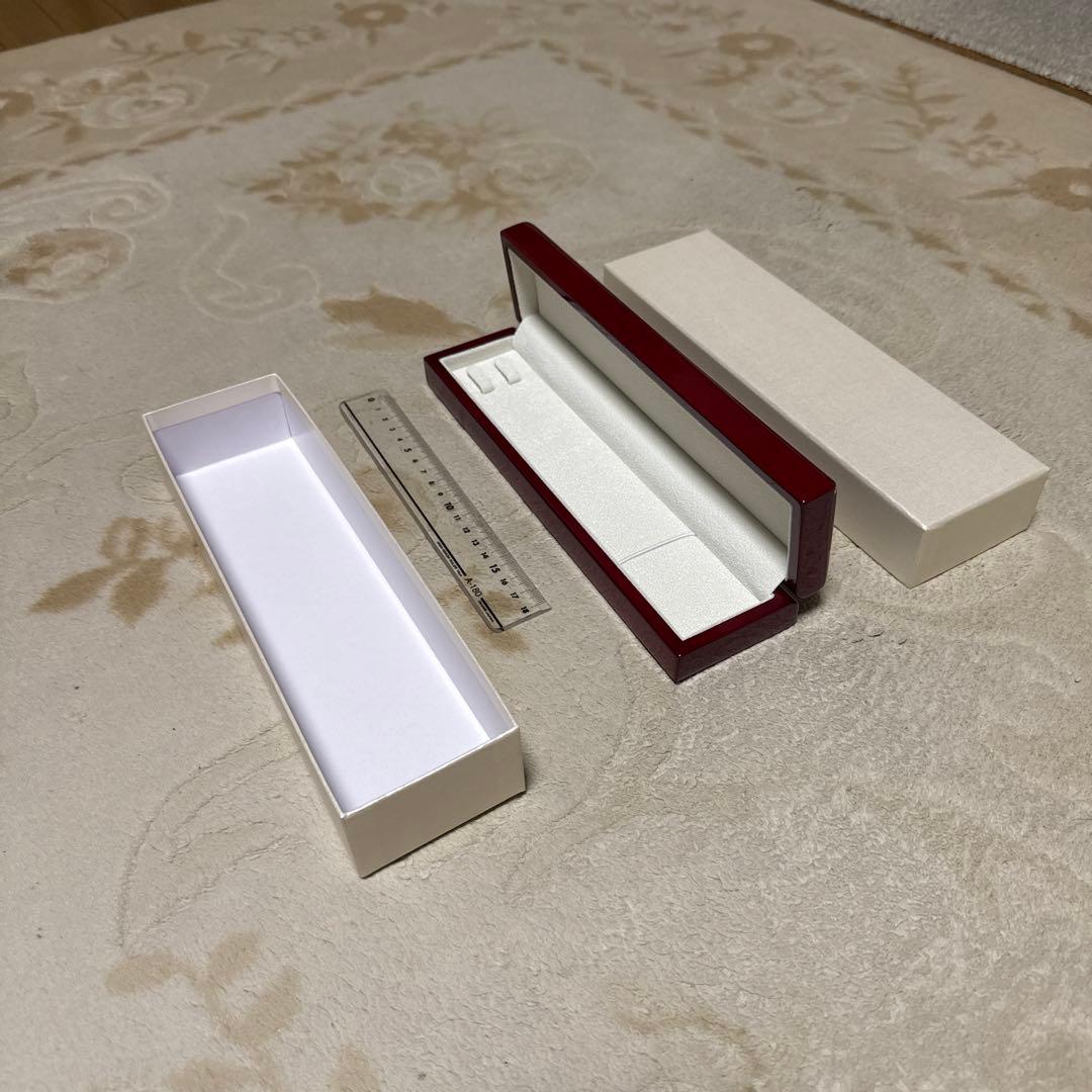 赤い高級木製ギフトボックス