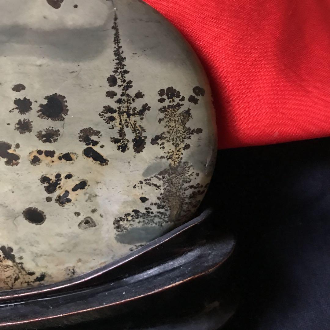 自然界の作用で不思議な心象風景が描かれた鑑賞石　台座付き