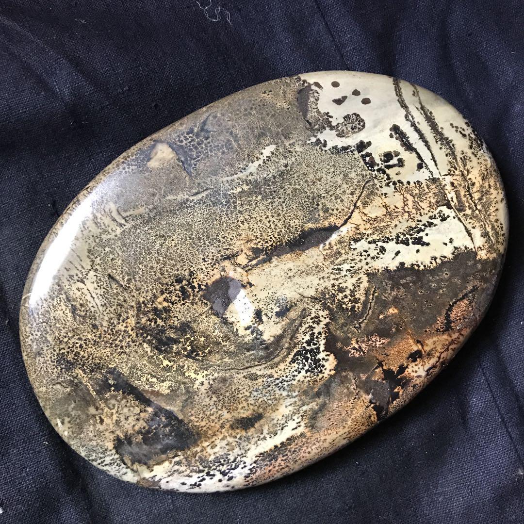 自然界の作用で不思議な心象風景が描かれた鑑賞石　台座付き
