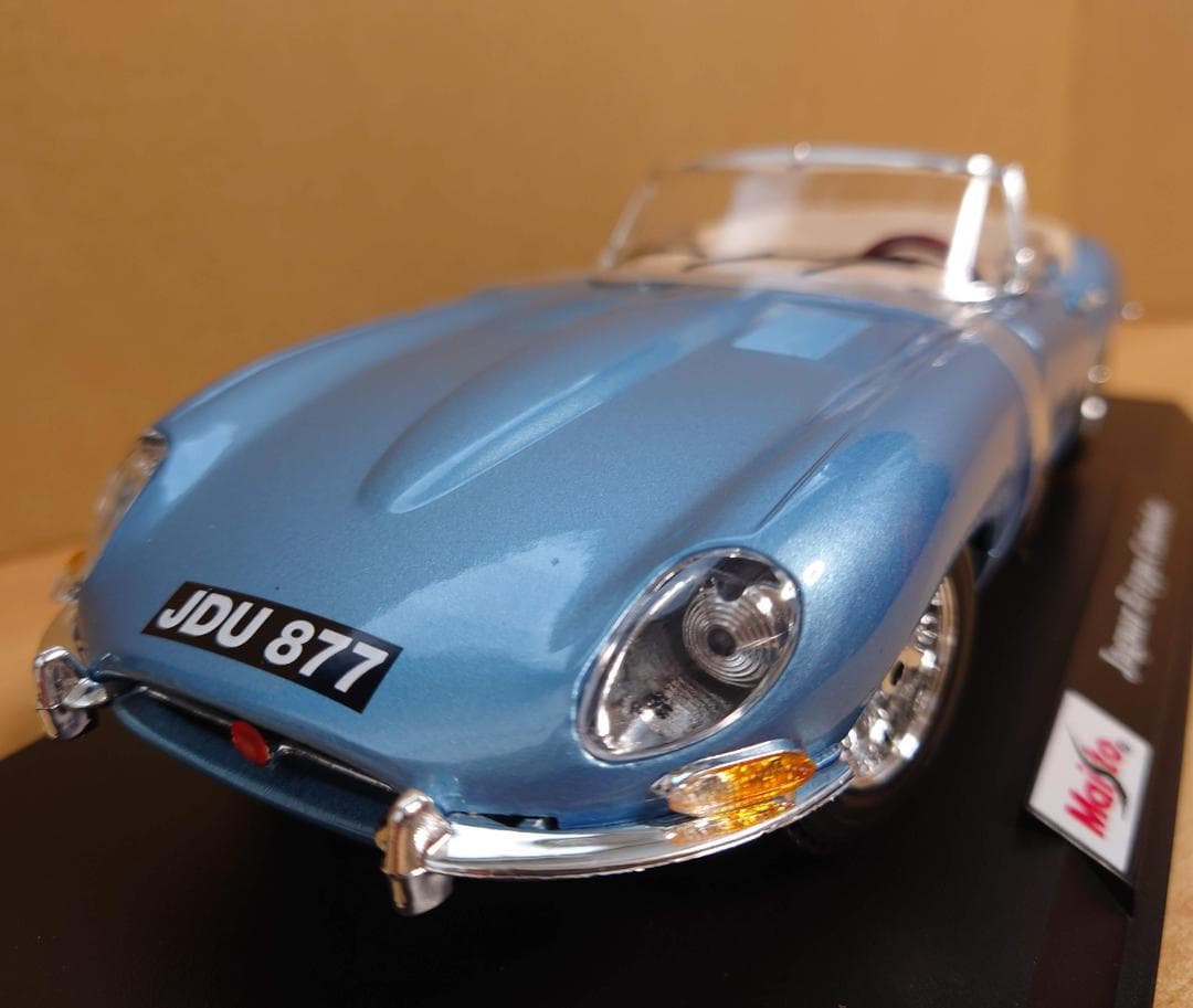 1/18 ジャガーEタイプ カブリオレ1961 ブルー マイスト合金製ミニカー