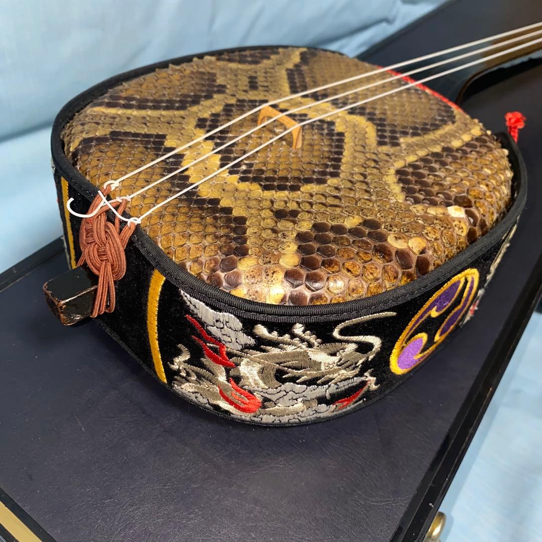 沖縄民族楽器　三線本体 強化張り蛇皮製 付属品　鍵付きハードケース