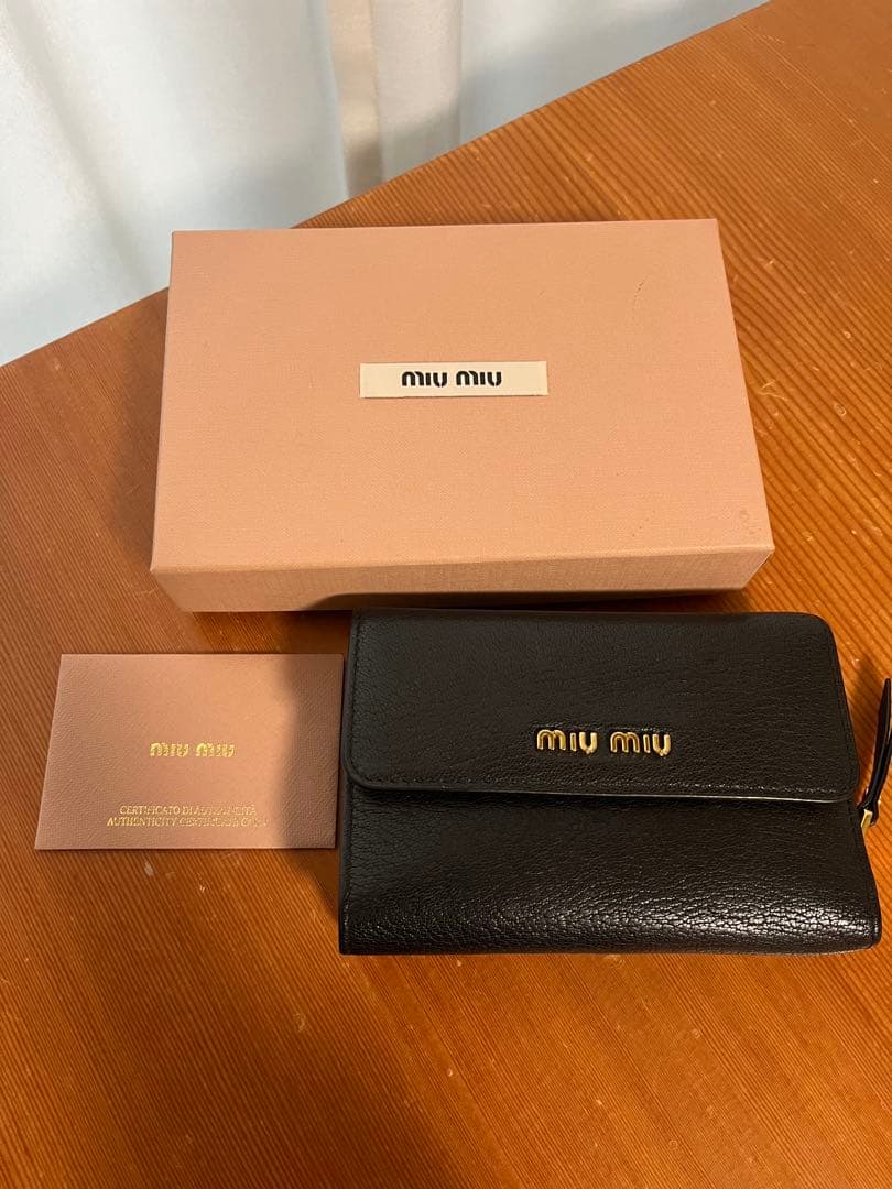miumiu 三つ折財布 ブラックレザー