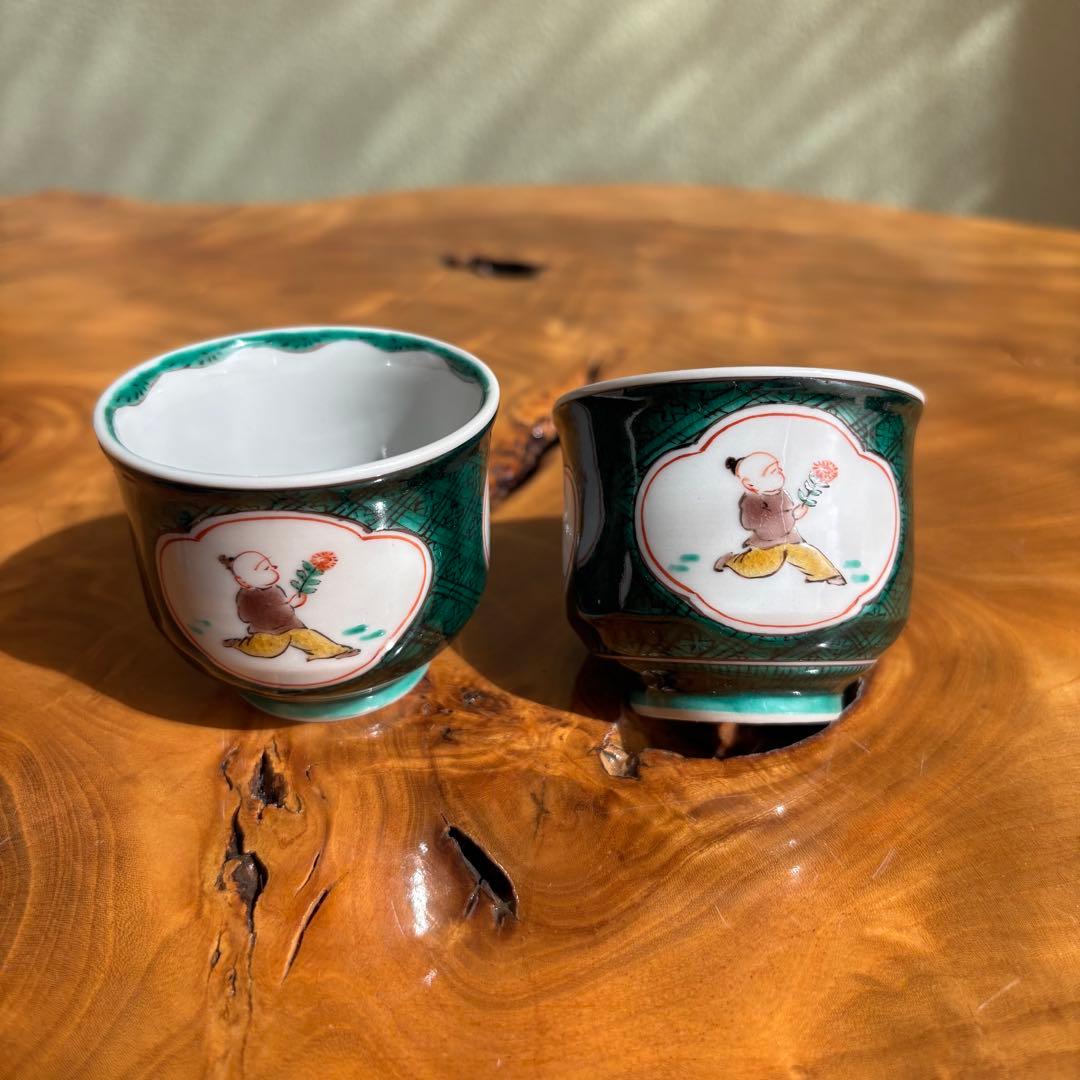 九谷焼　三代為吉三ッ井詠一作　色絵唐子　ぐい呑み　共箱　酒器