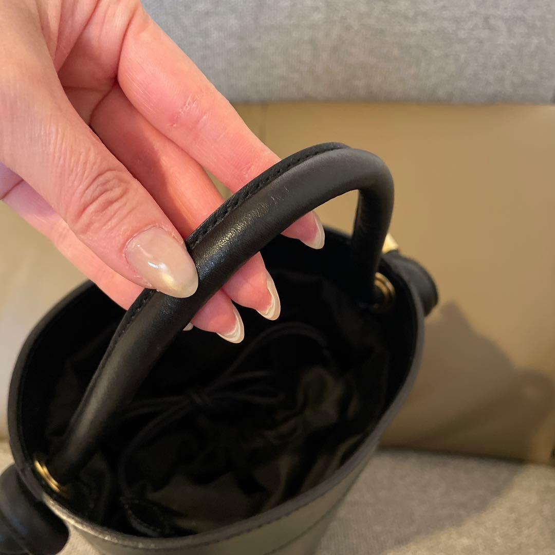 VIOLAd'ORO イタリアンスムースレ ザーノットハンドル バケツ型バッグ