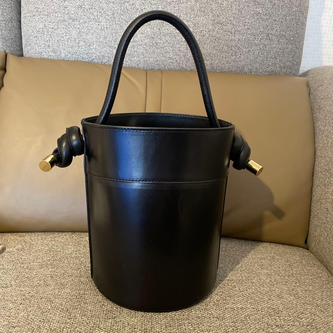 VIOLAd'ORO イタリアンスムースレ ザーノットハンドル バケツ型バッグ