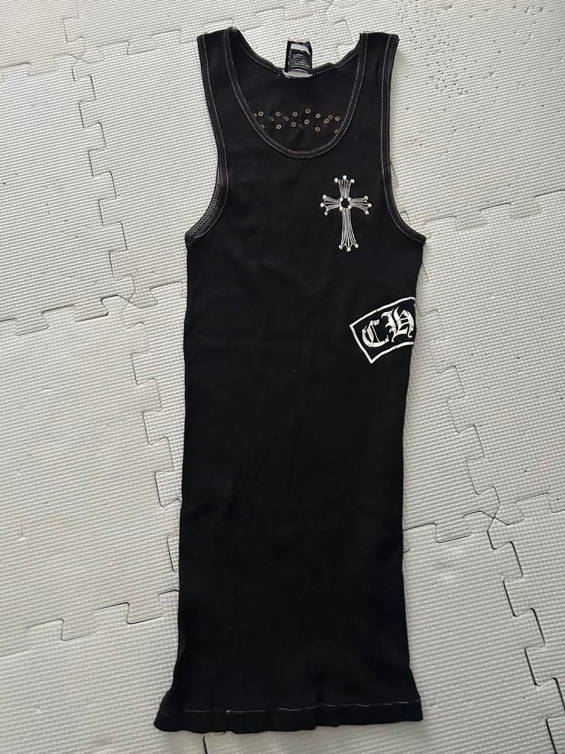 クロスとロゴプリントのブラックタンクトップ