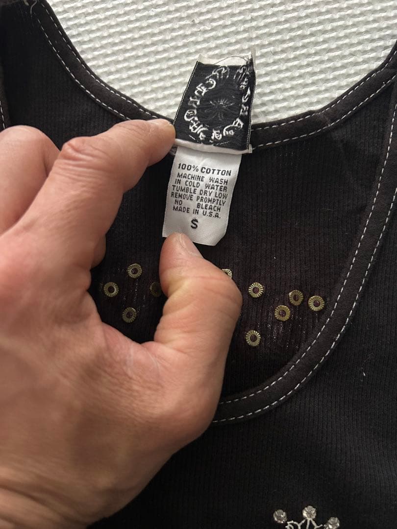 クロスとロゴプリントのブラックタンクトップ