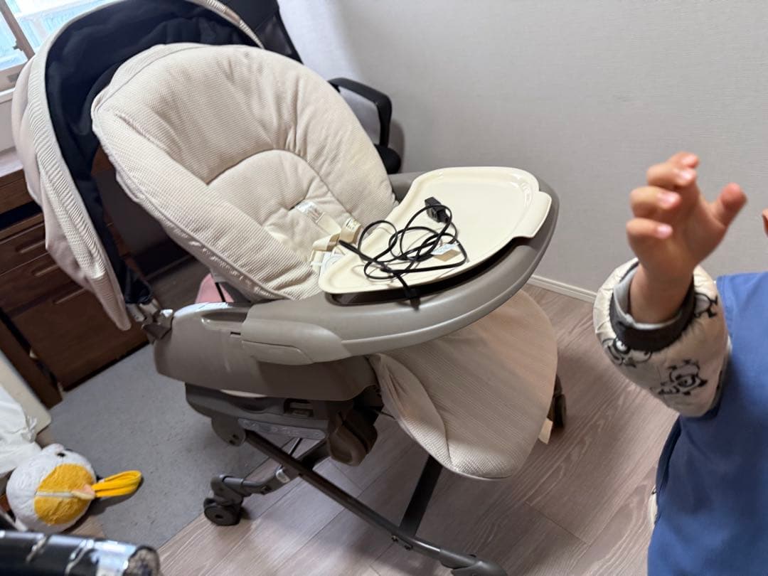 電動　クリーム色 チャイルドシート 調整可能