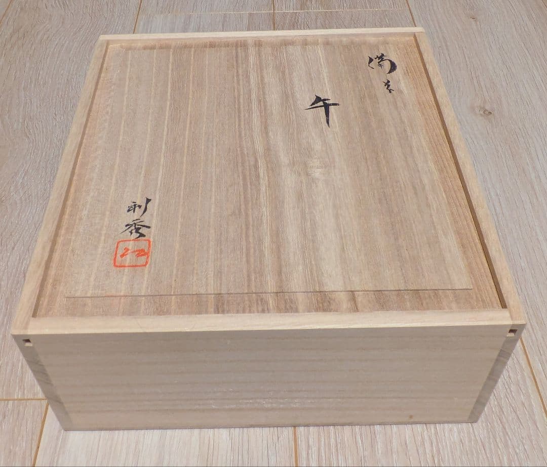 馬の置物　木箱と敷布付き　A