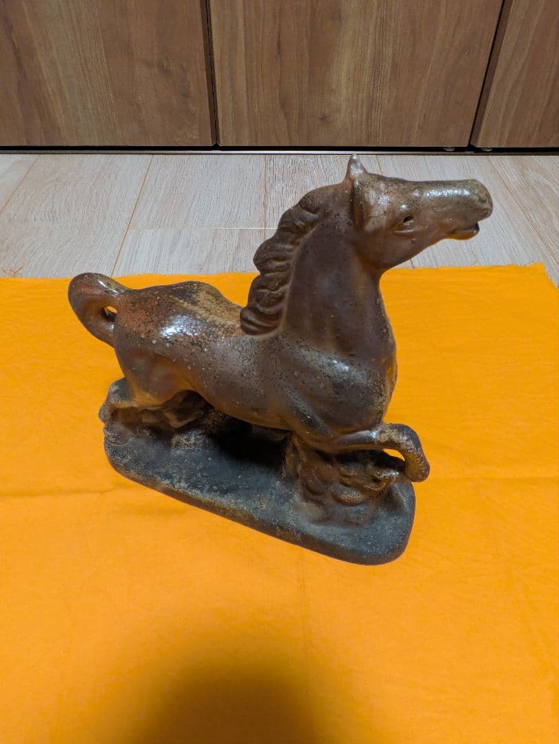 馬の置物　木箱と敷布付き　A